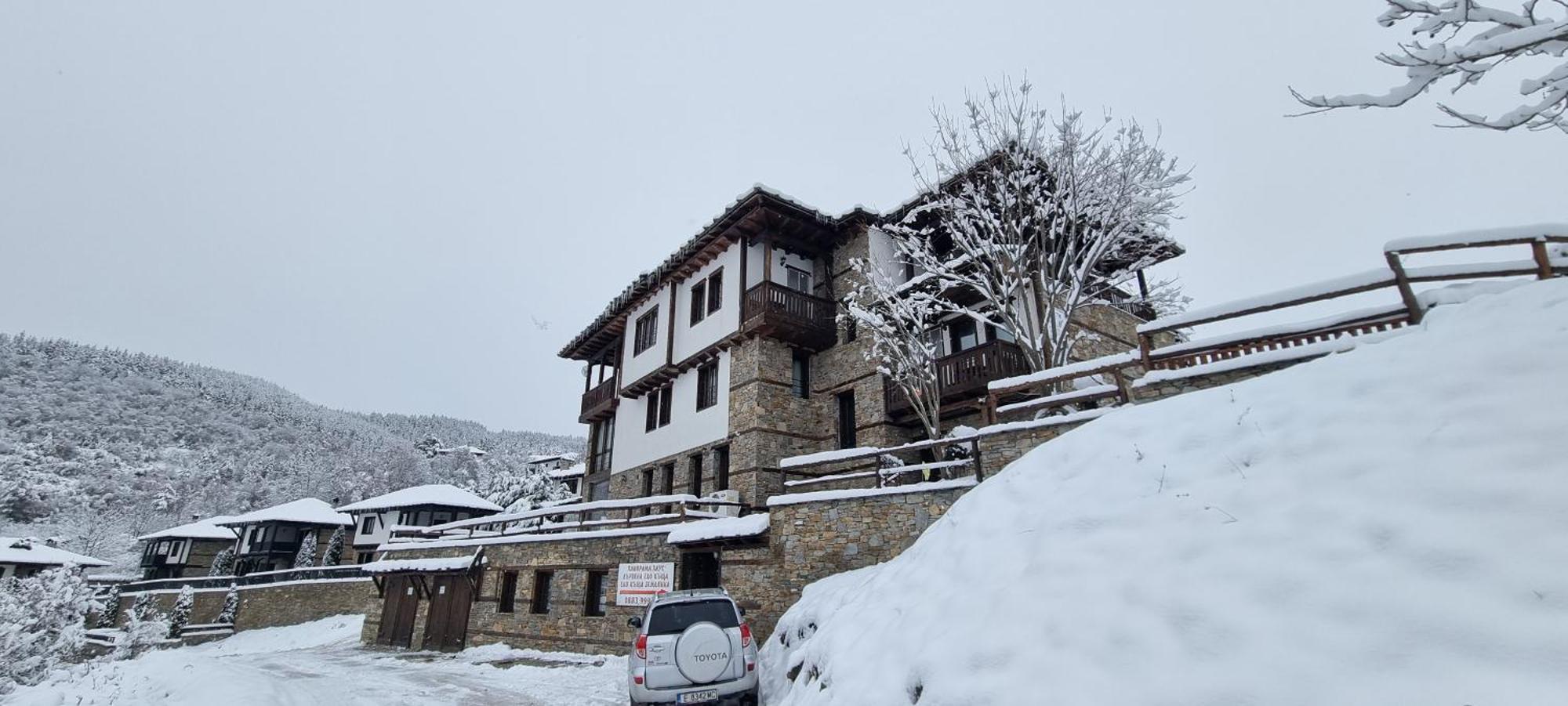 Панорама Хаус Лещен И Еко Къщи Дървена И Землянка 외부 사진