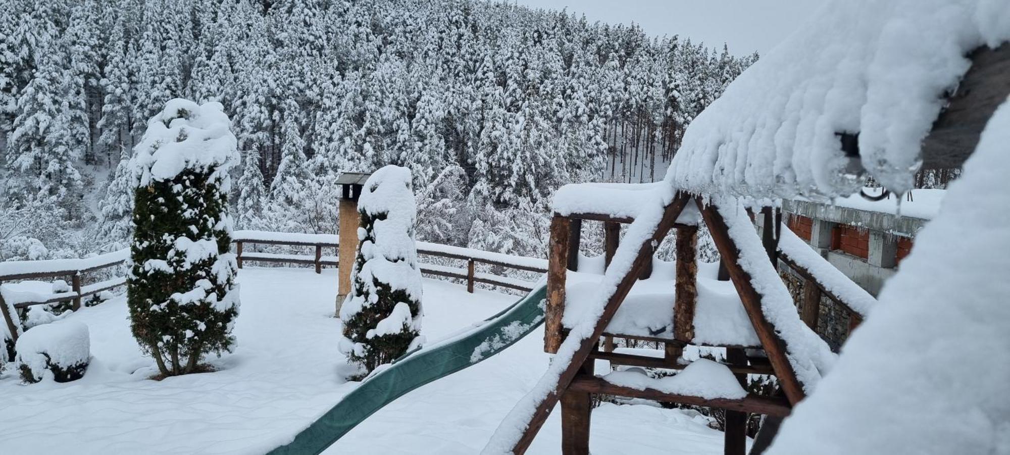 Панорама Хаус Лещен И Еко Къщи Дървена И Землянка 외부 사진